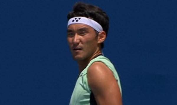 蓝乔配资 2-0！中国名将横扫前世界第7 挽救破发点后兑现赛点 握拳庆祝首胜