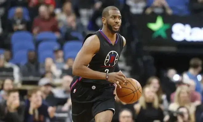 高忆配资 暖心！连续两年队友主动让3号球衣给保罗 比尔：只要他来就让3号