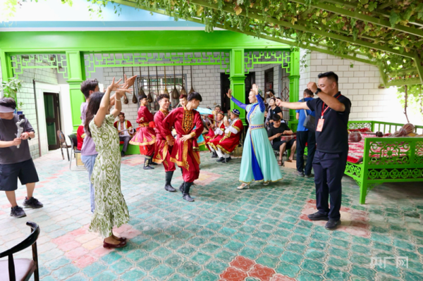 盈珑操盘 石榴花开 籽籽同心丨新疆阿克苏：民族乐器“弹”出村民的好日子